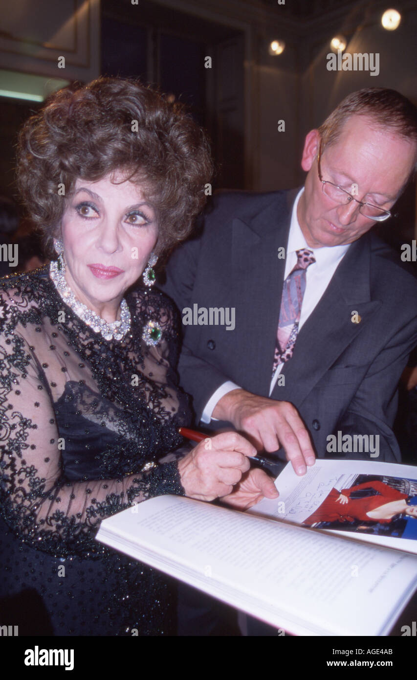 Gina Lollobrigida bei der Eröffnung ihrer Skulptur-Ausstellung in Paris 2003 Stockfoto
