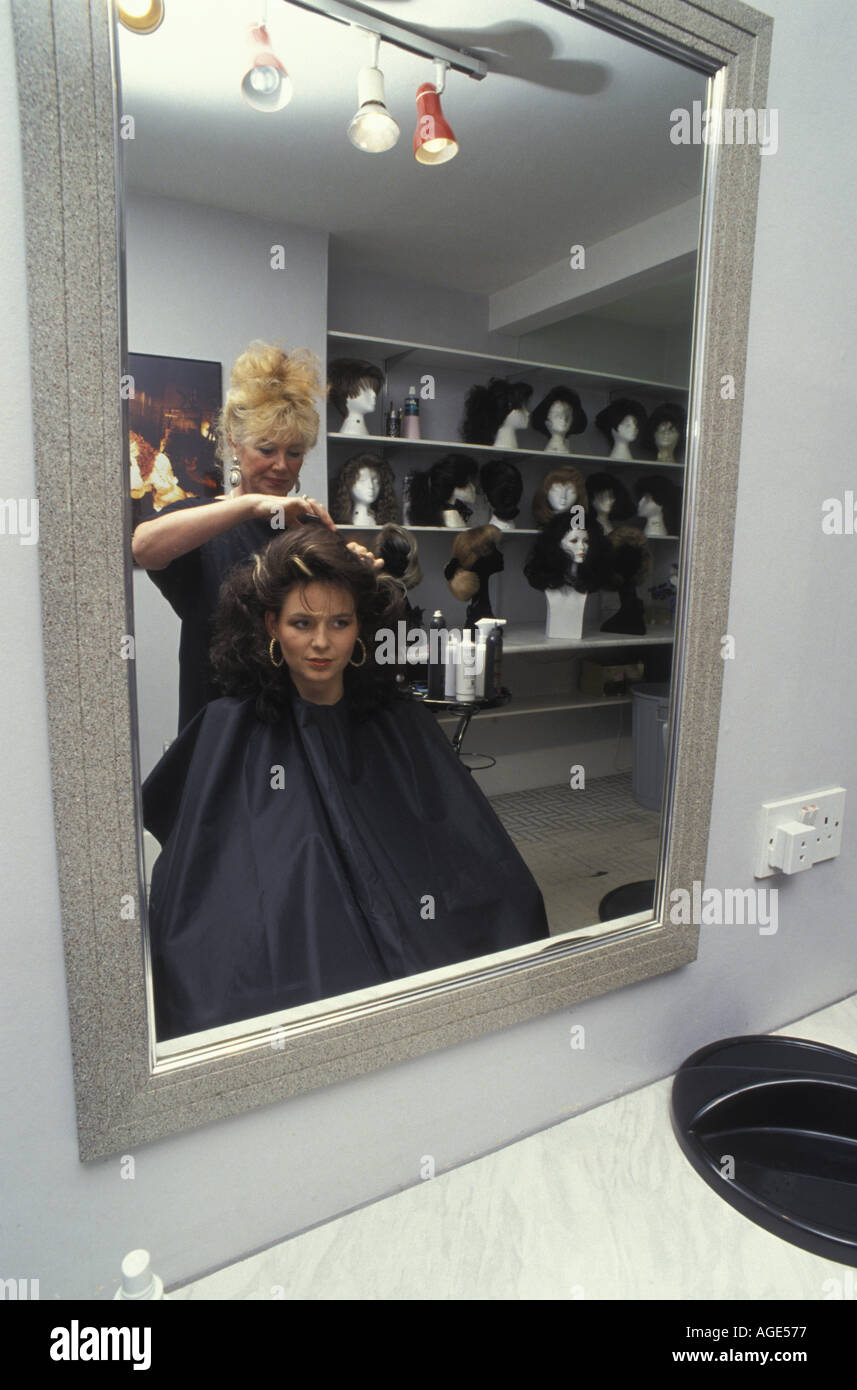 Ein Perückenmachers Ausstattung für eine chassidische jüdische Frau eine Perücke Stockfoto