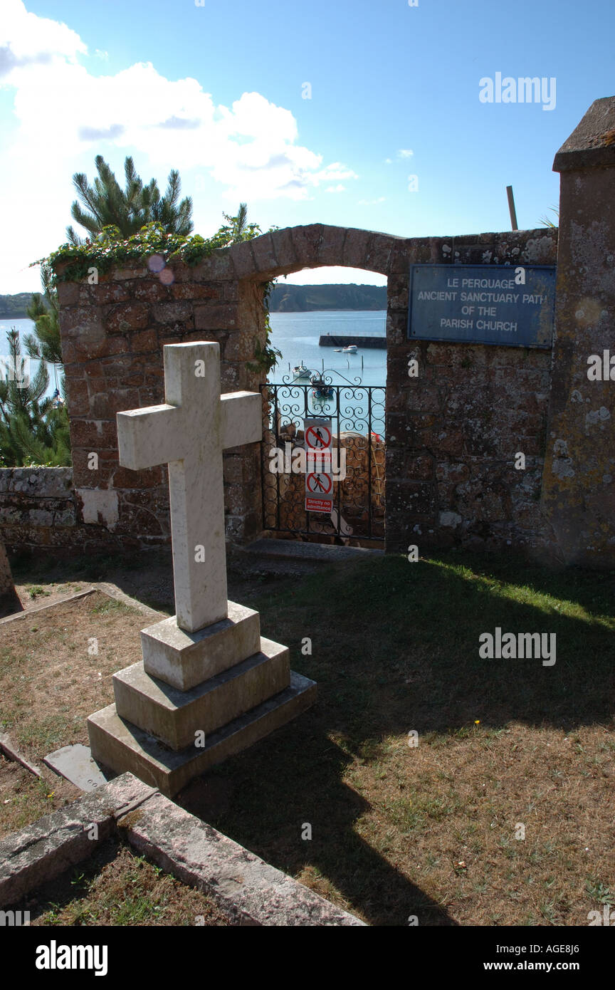 Tor zum Perquage Weg - die kürzeste seiner Art in Jersey - von St Brelade, s Kirchhof Stockfoto