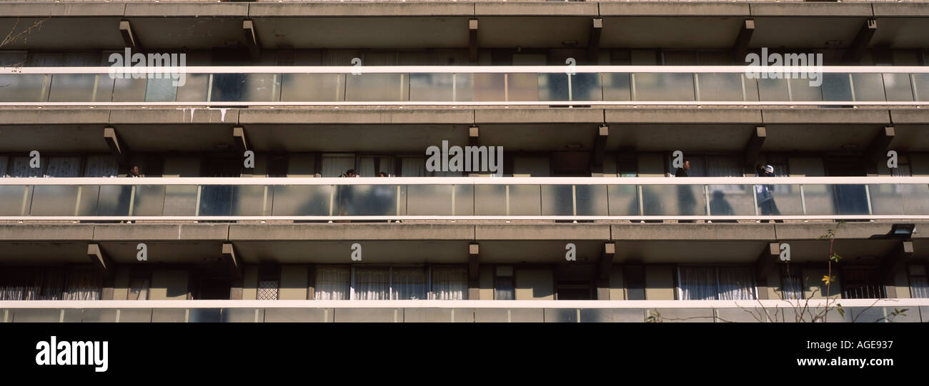 Balkon von einer Sozialsiedlung South London England Stockfoto