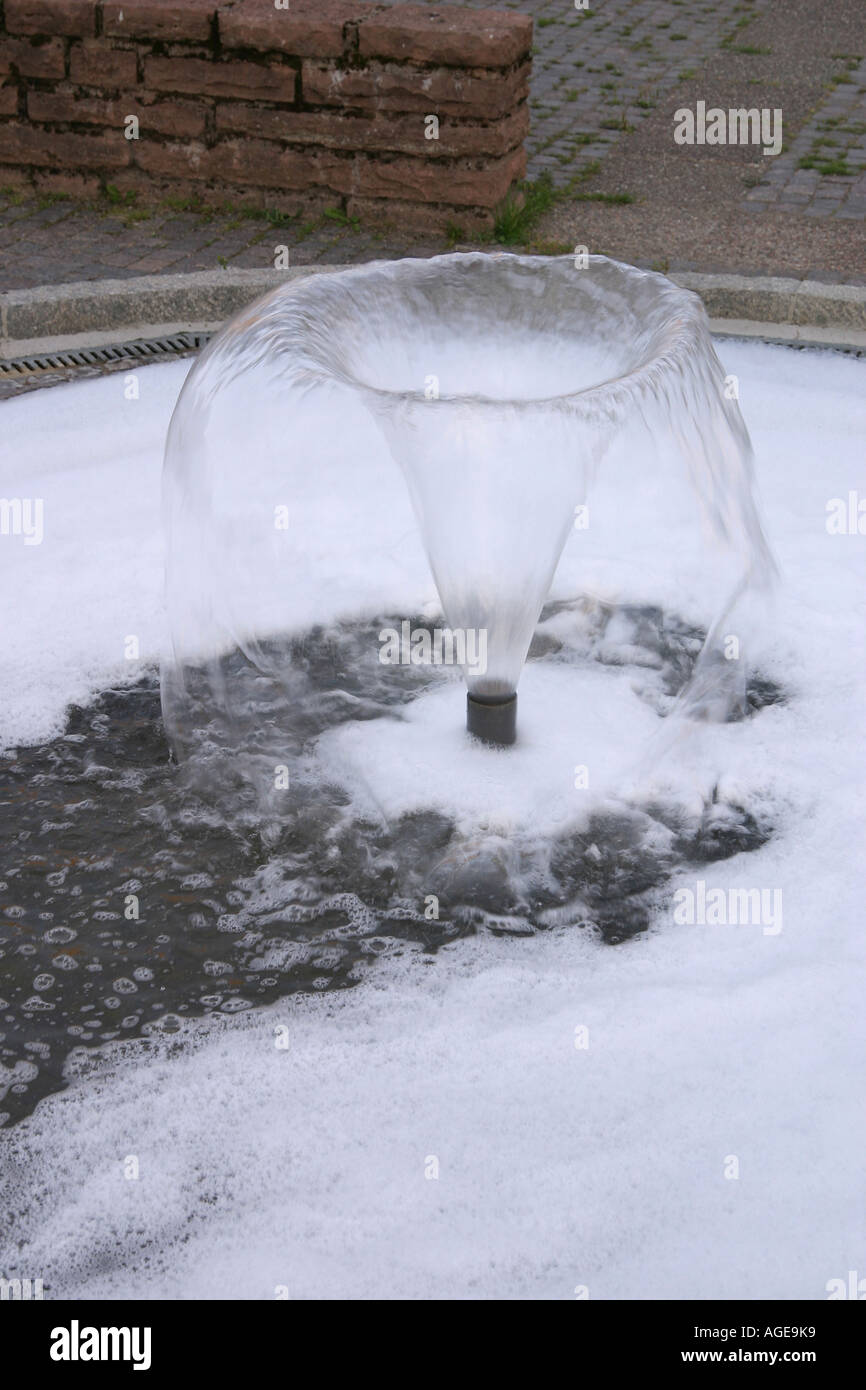 Schaum in einem Brunnen, weil jemand hat Spülmittel drin Stockfotografie -  Alamy