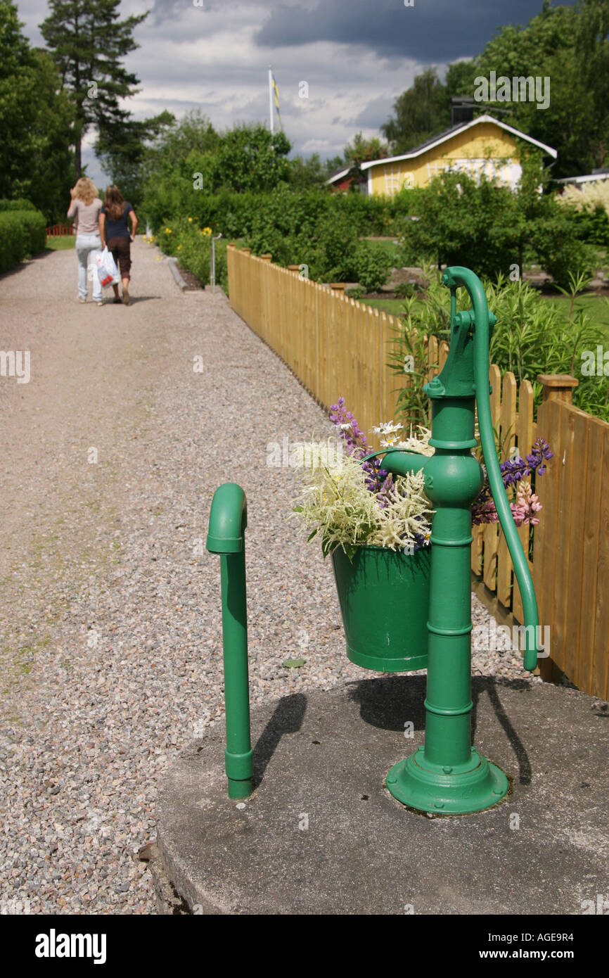 Grünes Wasserpumpe und Eimer mit Blumen als Dekoration verwendet  Stockfotografie - Alamy