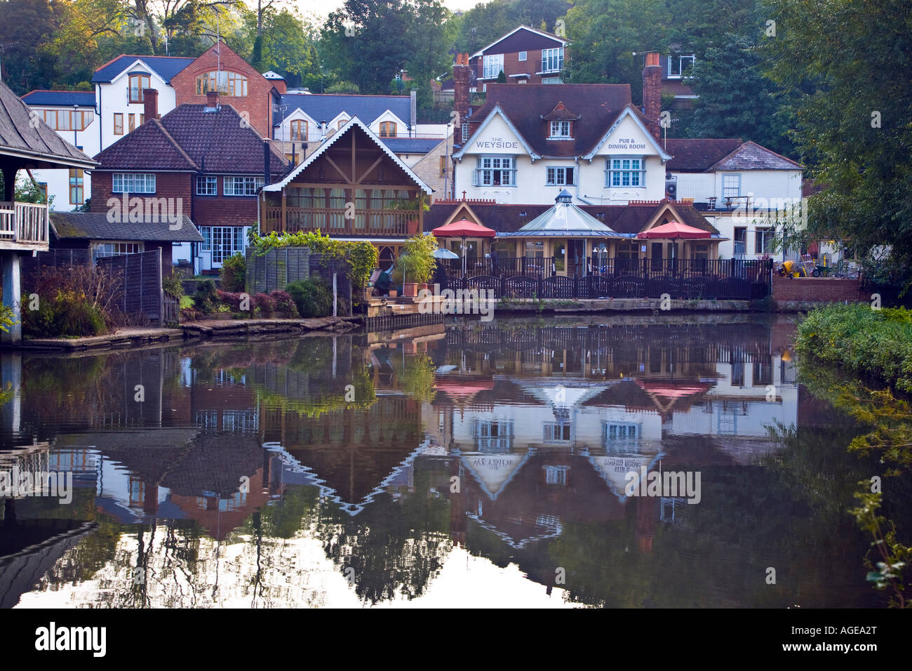 Weyside-Wirtshaus am Ufer des Flusses Wey in Guildford, Surrey, Vereinigtes Königreich UK 2007 Stockfoto