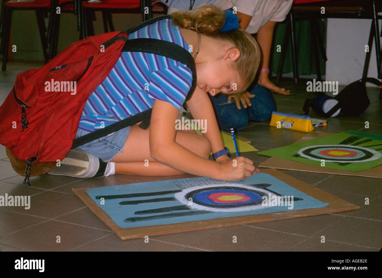 Mädchen 11 Jahre Zeichnung Bild in der Schule. Hong Kong China Asien Stockfoto
