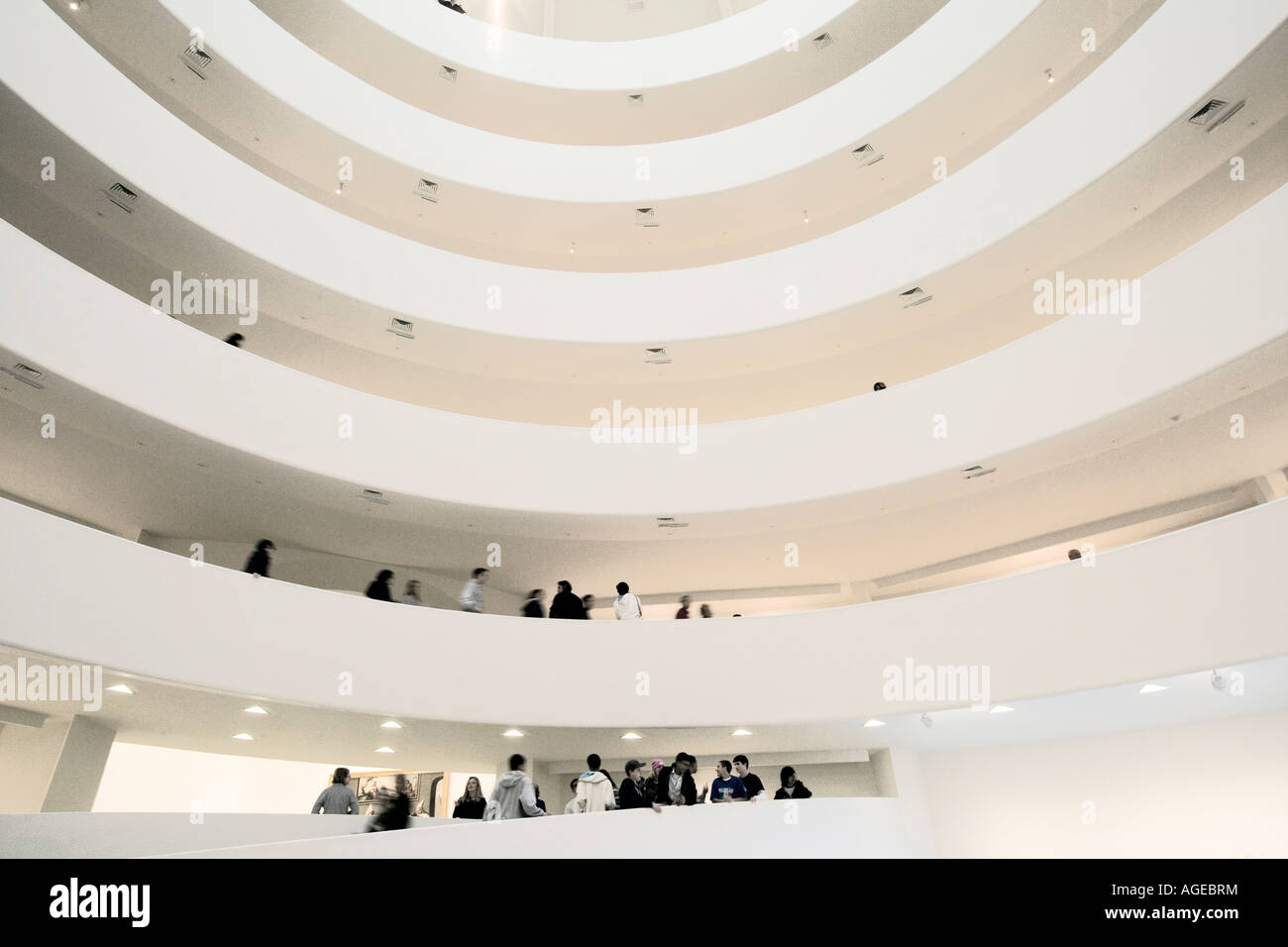 Museums-Gänger zu Fuß der Spirale Gehweg im Guggenheimmuseum in New York City Stockfoto