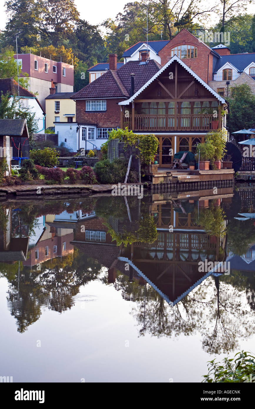 Weyside-Wirtshaus am Ufer des Flusses Wey in Guildford, Surrey, Vereinigtes Königreich UK 2007 Stockfoto
