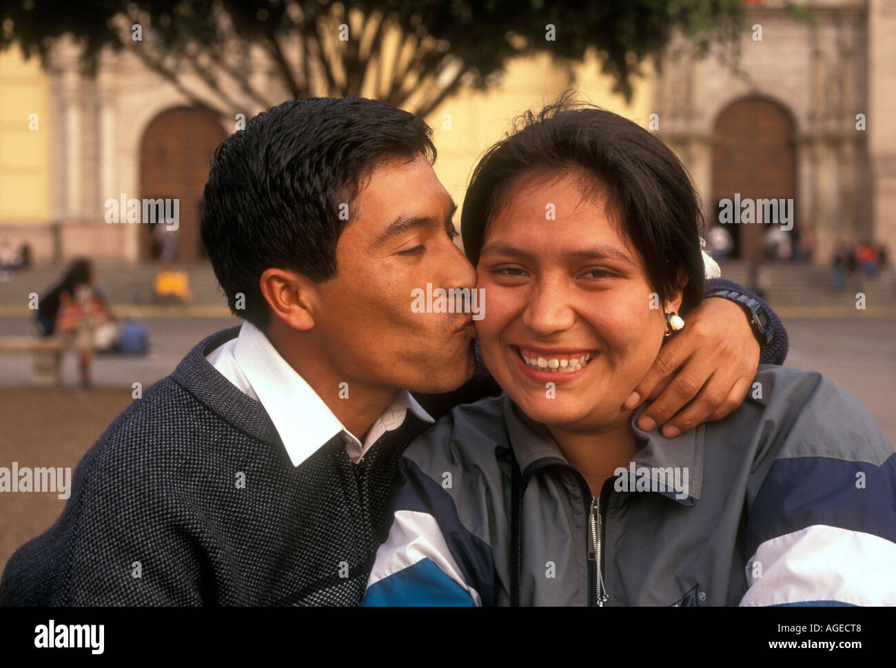 Peruaner, peruanischer Mann, peruanische Frau, Mann und Frau, Paare, Freund küssen Freundin, der Plaza Mayor, Stadt der Provinz Lima, Lima, Peru Stockfoto