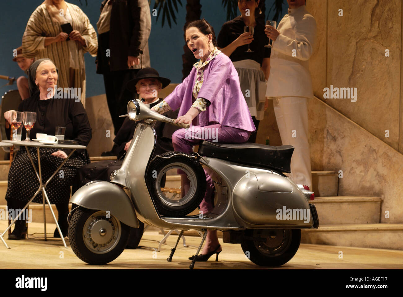 Der Liebestrank von Donizetti eine Produktion von Welsh National Opera durchgeführt in The New Theatre Cardiff Wales UK Stockfoto