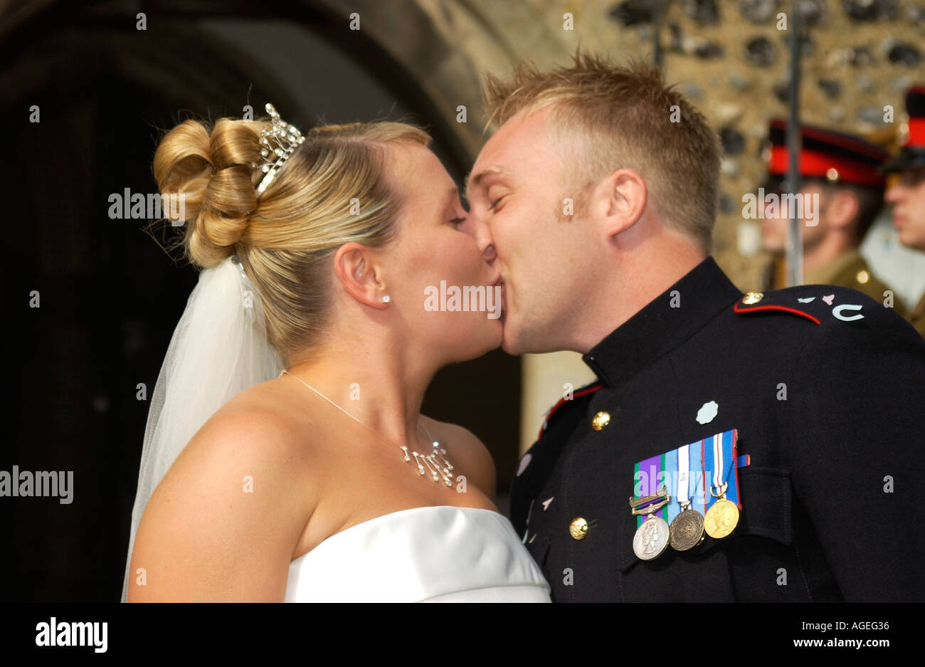 Paar küssen nach ihrer Hochzeit Stockfoto