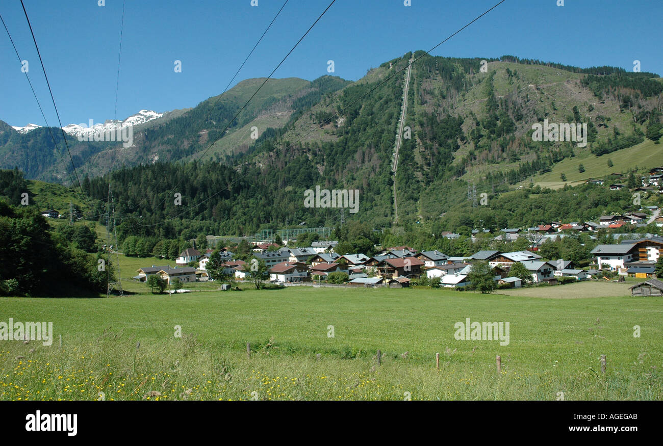 Kaprun Häuser mit Bergen im Hintergrund Österreich Stockfoto