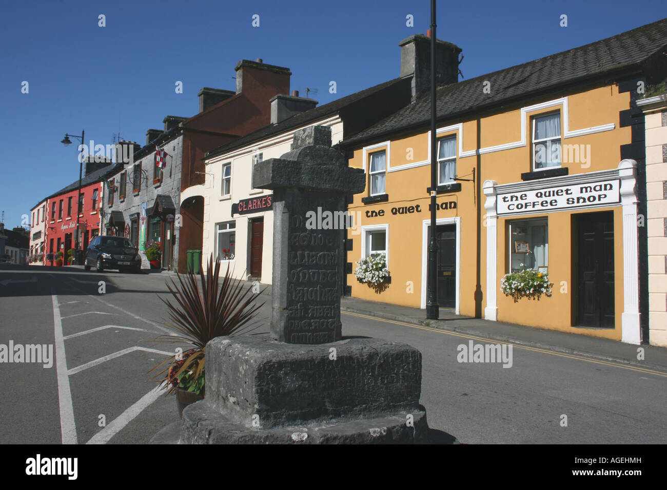 Kreuz in der Hauptstraße in das Dorf Cong, County Mayo, Irland Stockfoto