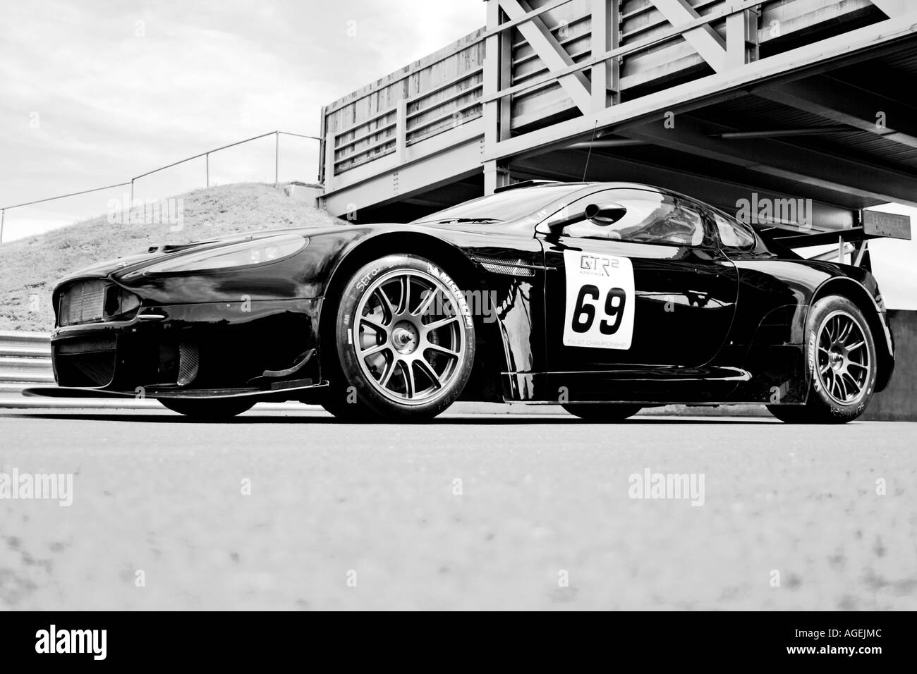 Aston Martin DBRS9 GT3-Rennwagen in schwarz / weiß Stockfoto