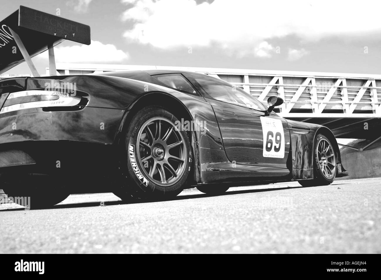 Aston Martin DBRS9 GT3-Rennwagen von hinten erschossen in schwarz / weiß Stockfoto