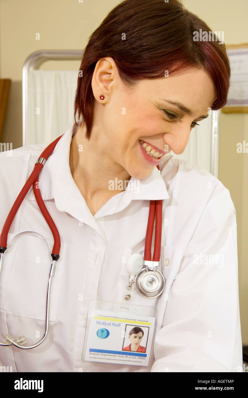 Krankenschwester mit Erkennungsmarke und Stethoskop in Klinik. Stockfoto