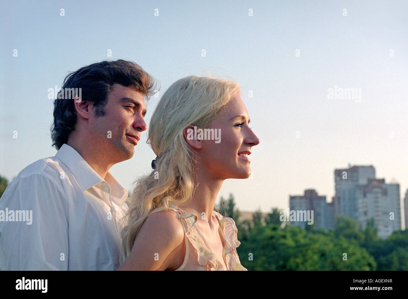 der junge Mann und Frau bei Sonnenuntergang romantisch zu zweit Stockfoto