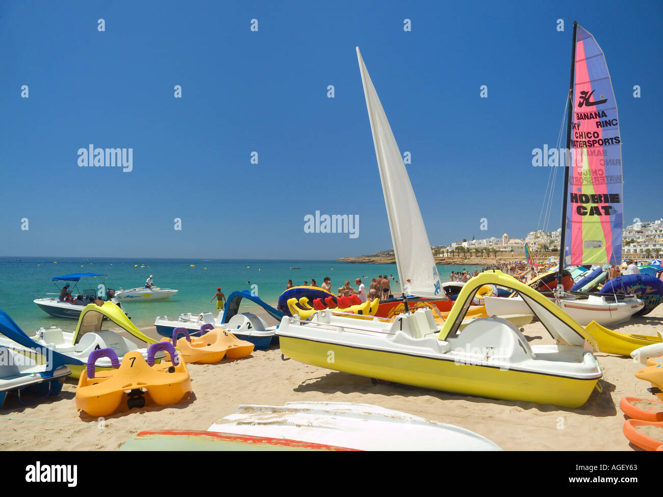 Portugal Algarve Praia da Luz Strand im Sommer mit unterschiedlichsten Wassersportarten Stockfoto