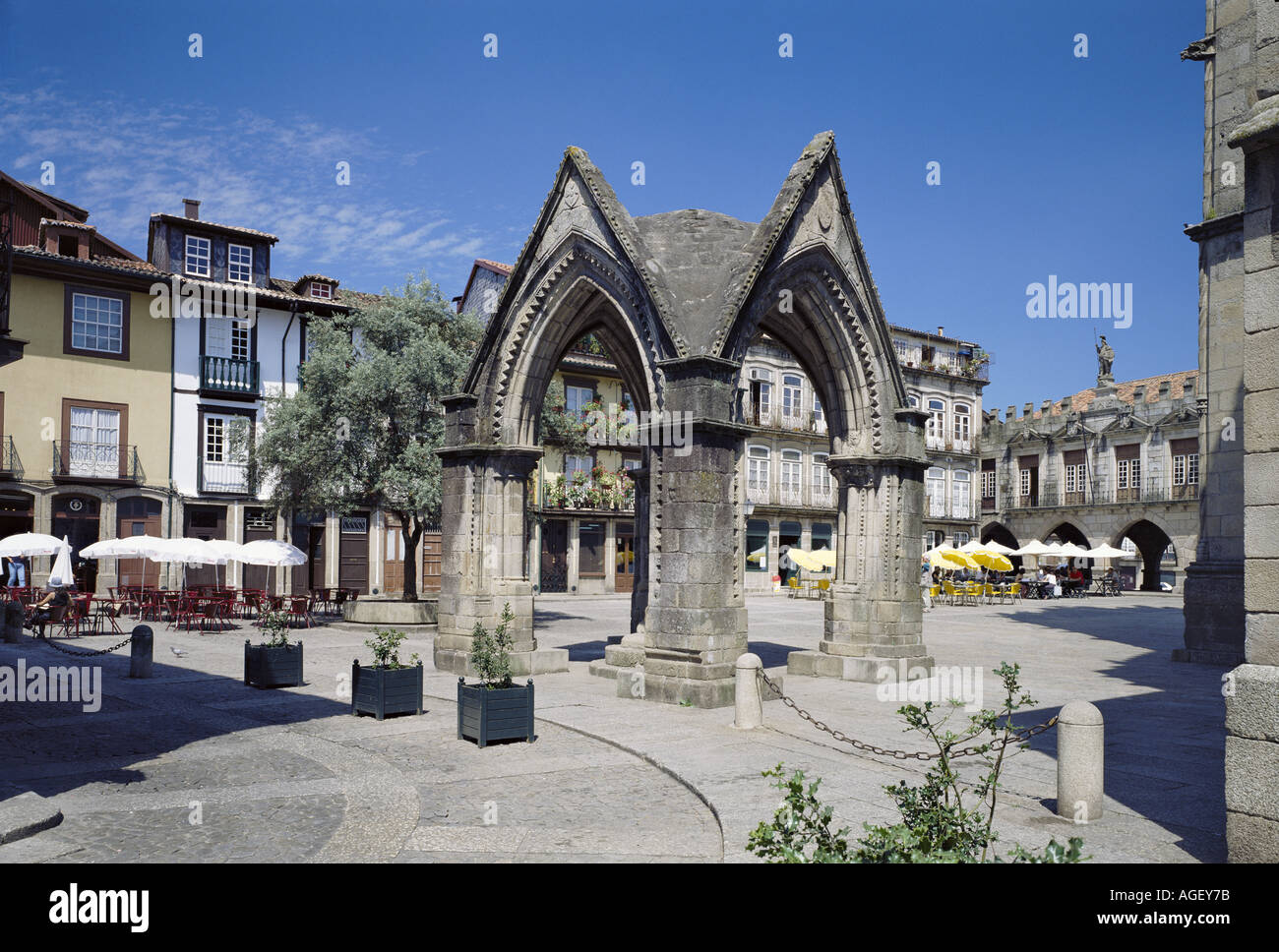 Guimaraes, Portugal im Costa Verde-Bezirk, Nossa Senhora da Oliveira quadratisch, mit dem Padrão tun Salado Denkmal Stockfoto