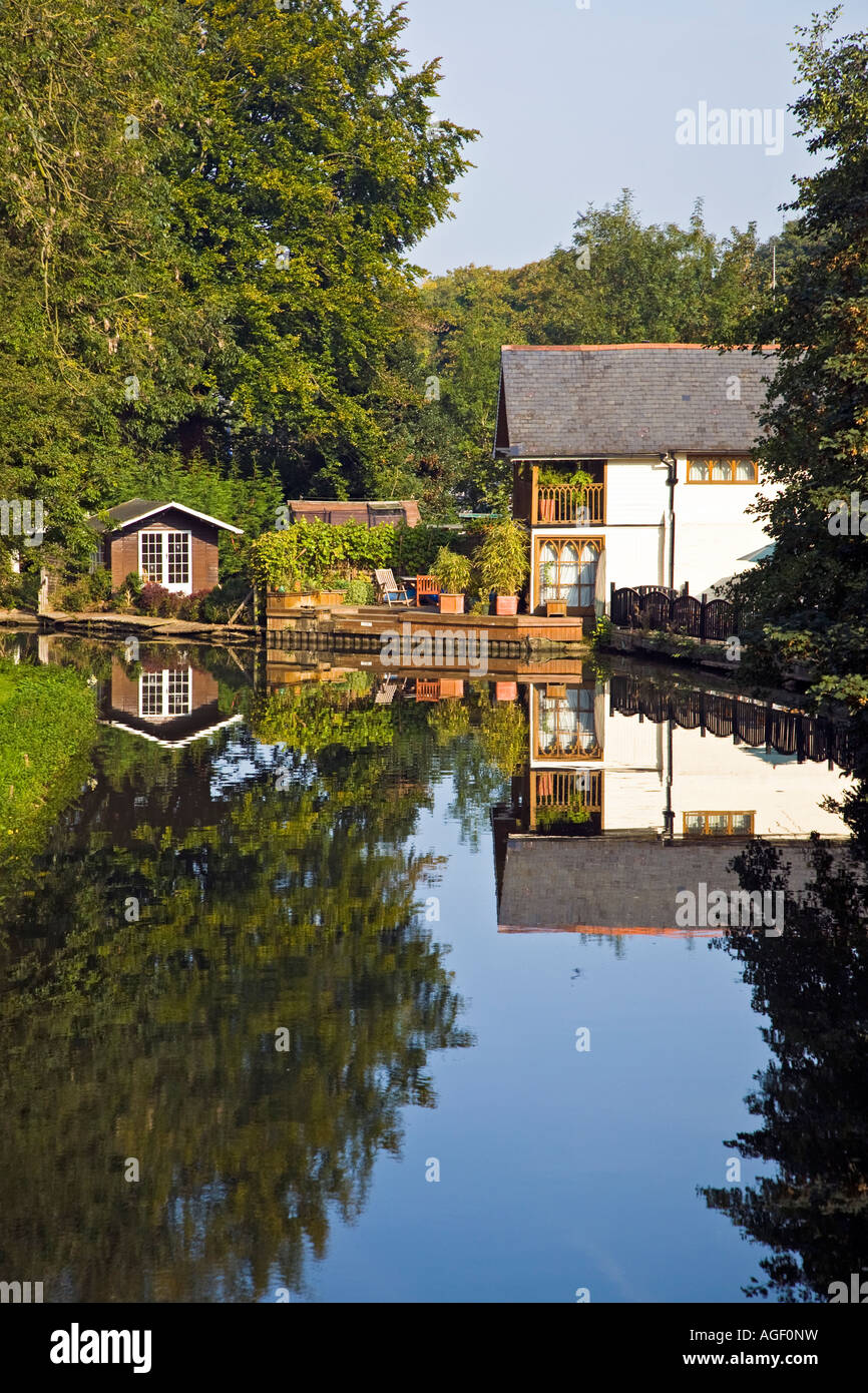 Haus am Fluss Wey Navigation-Kanal in der Nähe von Guildford Surrey UK 2007, reflektiert wie ein Spiegel im Wasser Stockfoto