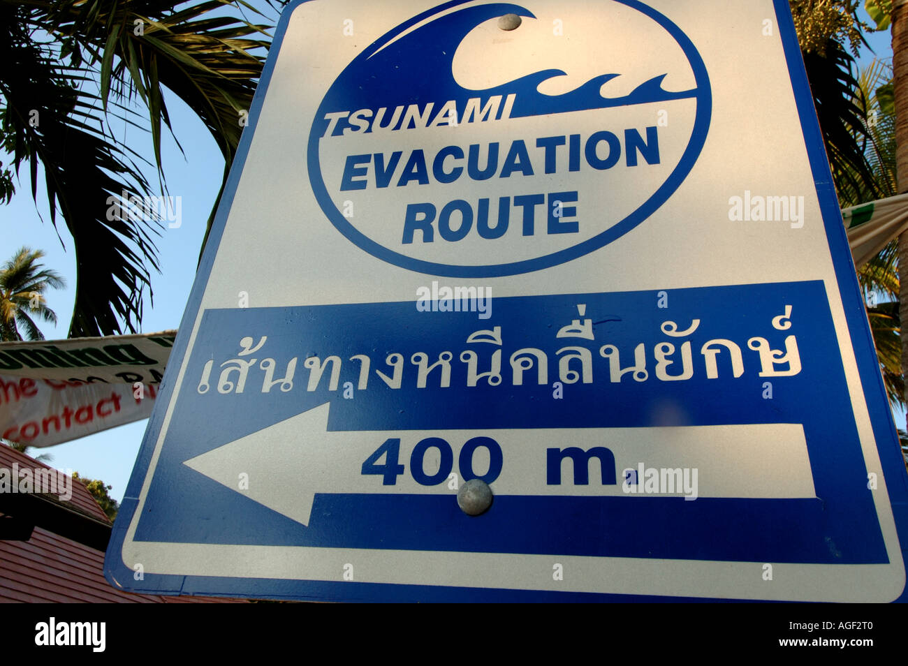 Tsunami-Warnschild Rettungsweg. Stockfoto
