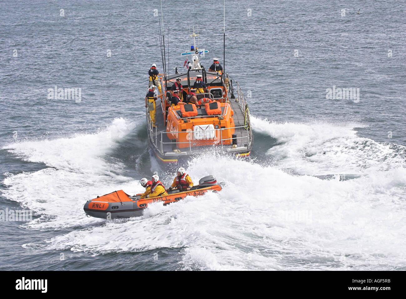 RNLI D Serie inshore Rettungsboot in Aktion mit dem Tyne-Kurs offshore Stockfoto