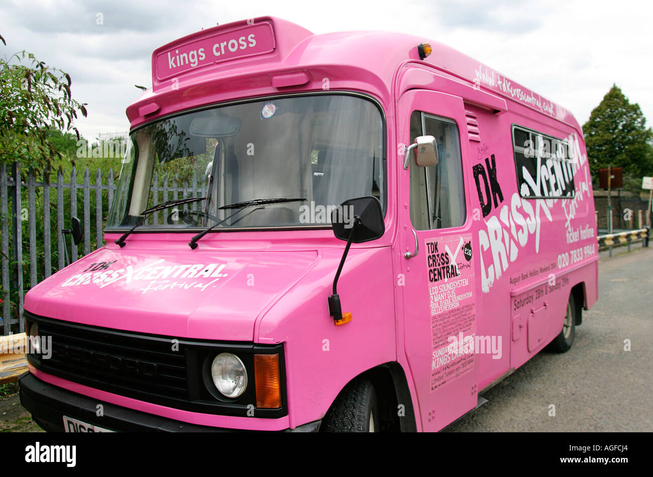 Rosa Krankenwagen an der TDK Cross Central Festival London Stockfoto