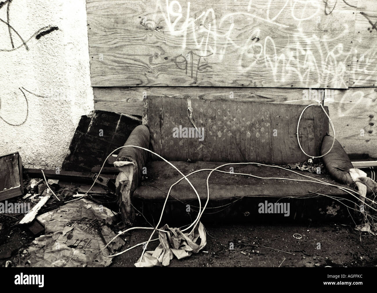 Schwarz / weiß Foto von verlassenen sofa Stockfoto