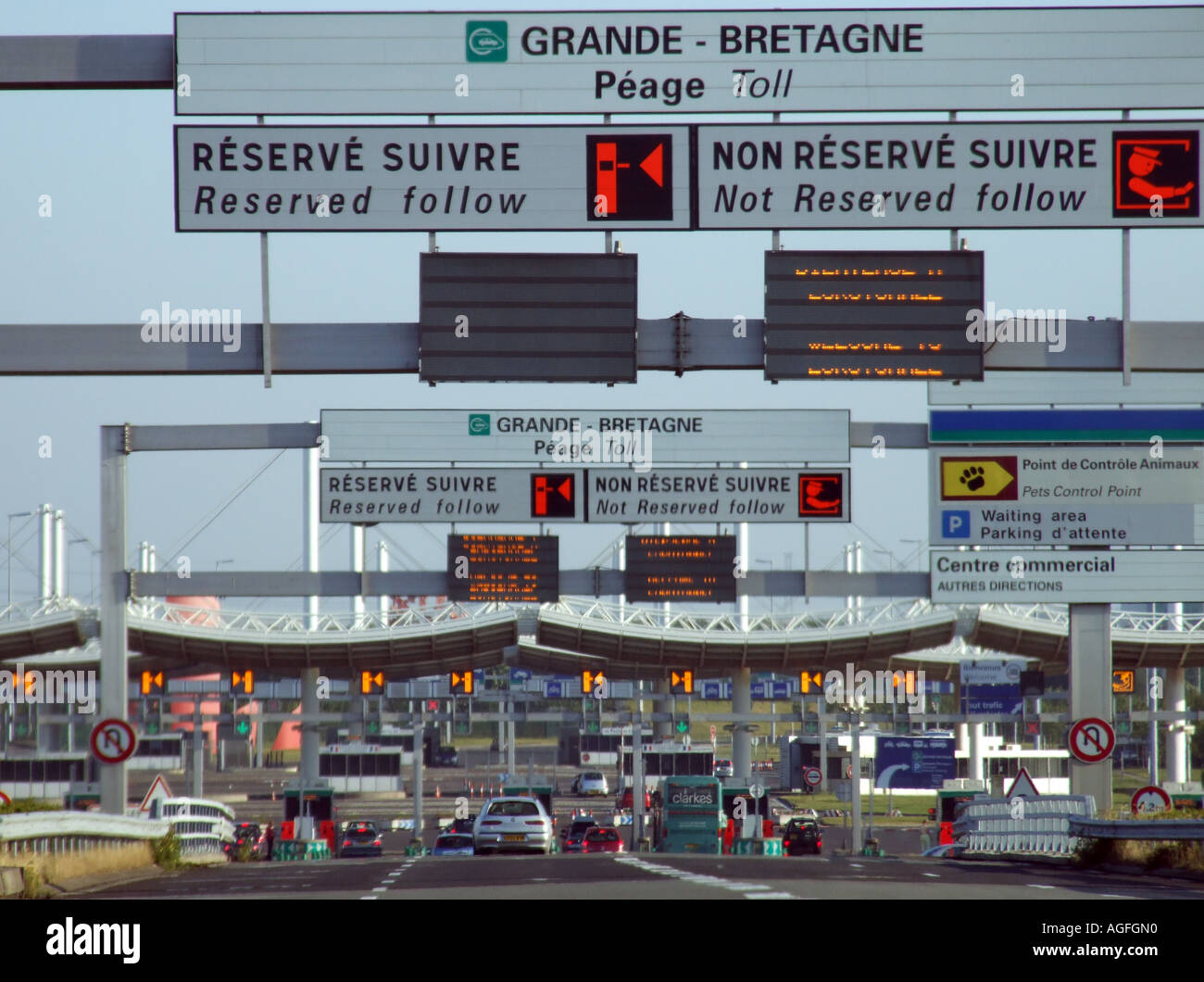 Eurotunnel Calais Nordfrankreich. Überprüfen Sie im Ankunftsbereich. Stockfoto