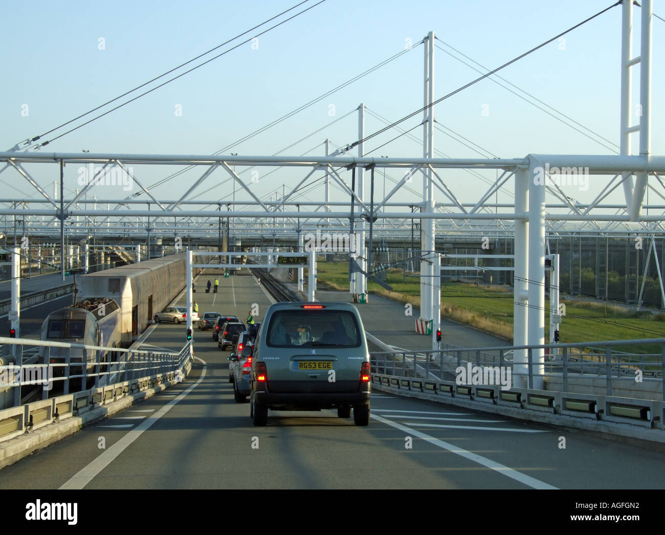 Eurotunnel. Autos, die Verladung auf Zug bei Folkestone Kent England Uk Stockfoto