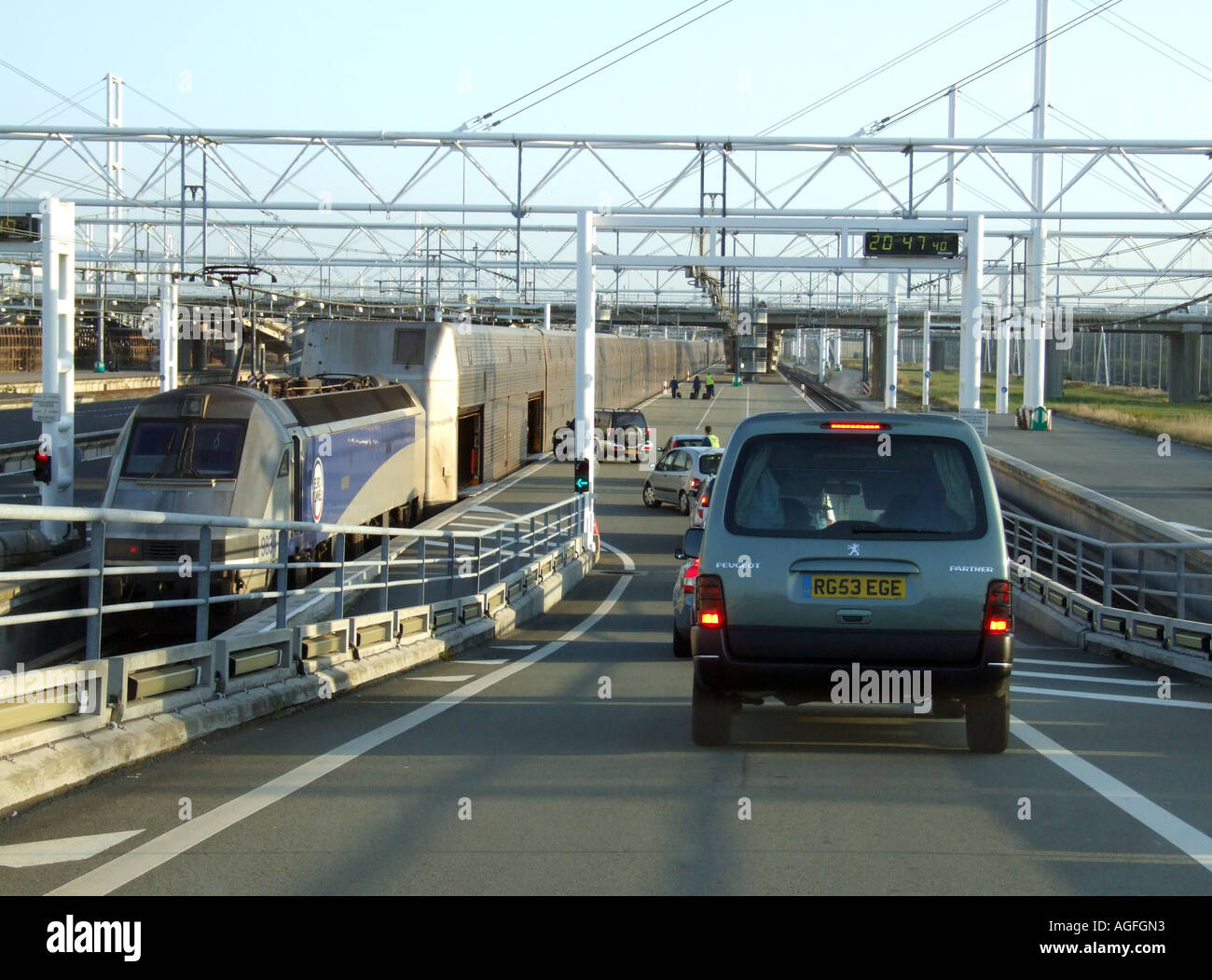 Eurotunnel. Autos, die Verladung auf Zug bei Folkestone Kent England UK Stockfoto