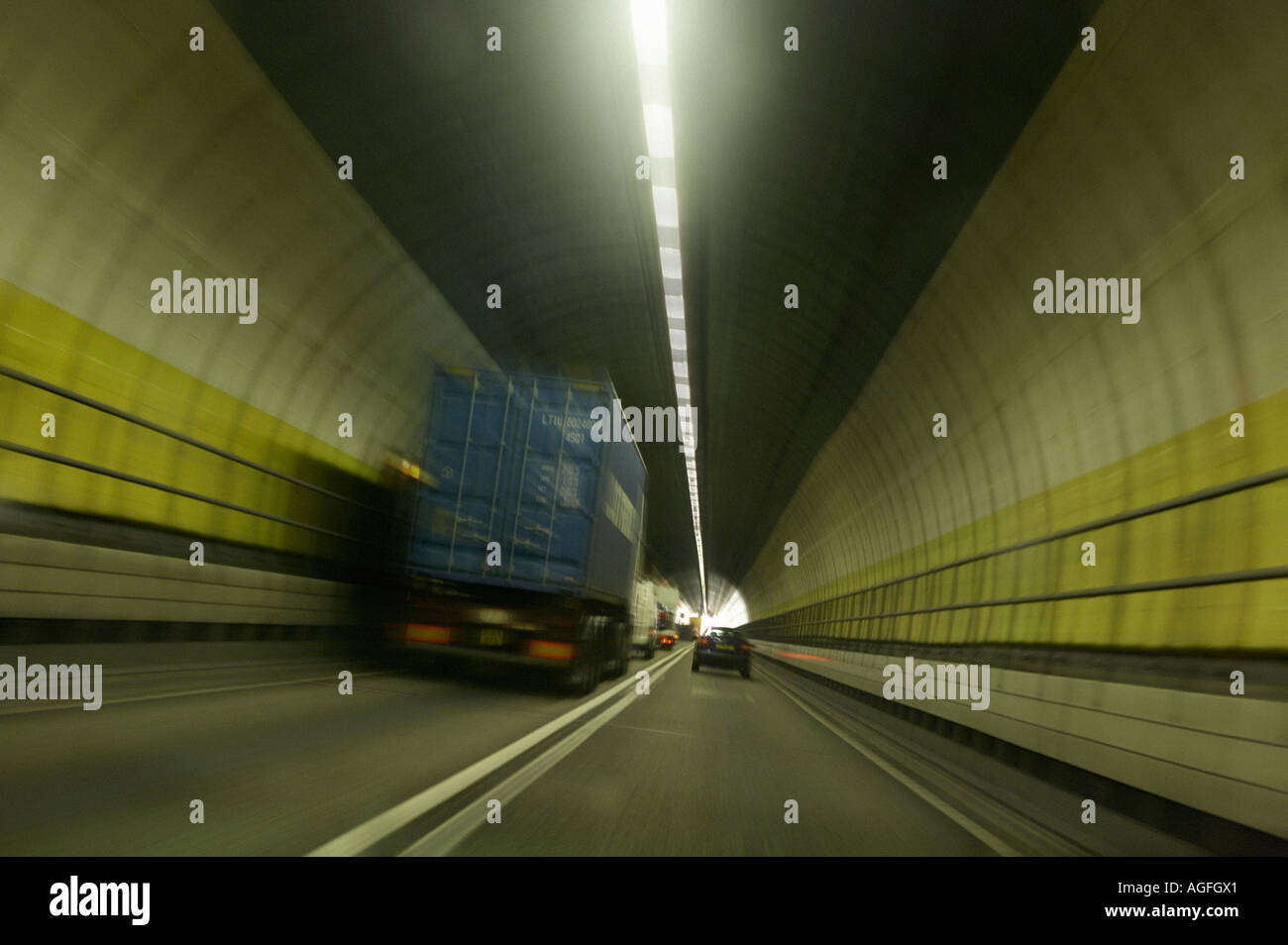 VERKEHR MIT GESCHWINDIGKEIT AUF A282 DURCH DARTFORD TUNNEL FLUSS THEMSE ÜBERFAHRT LONDON ENGLAND Stockfoto