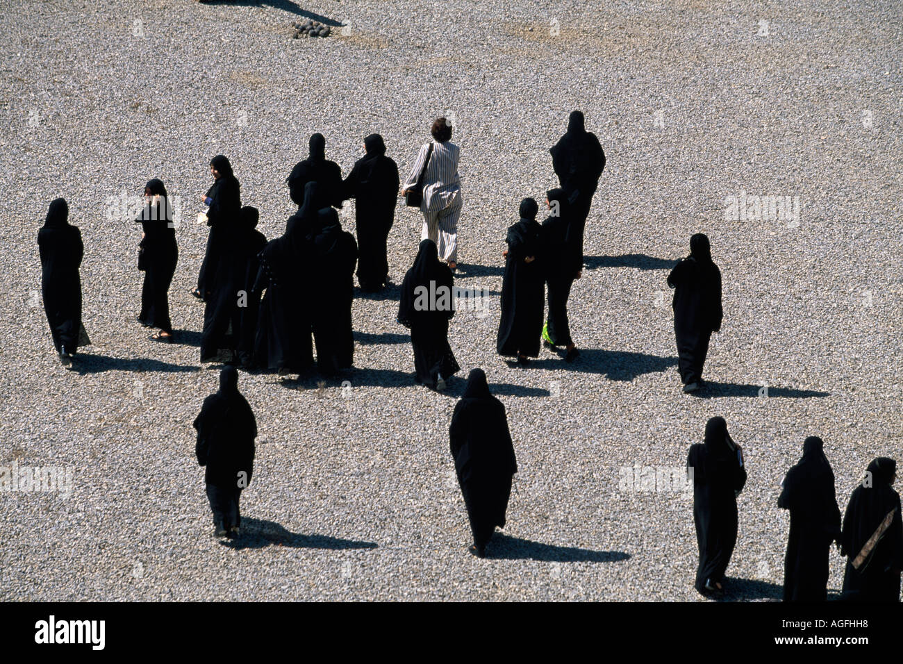 SchülerInnen im Tschador bei Fort Billad Oman Stockfoto