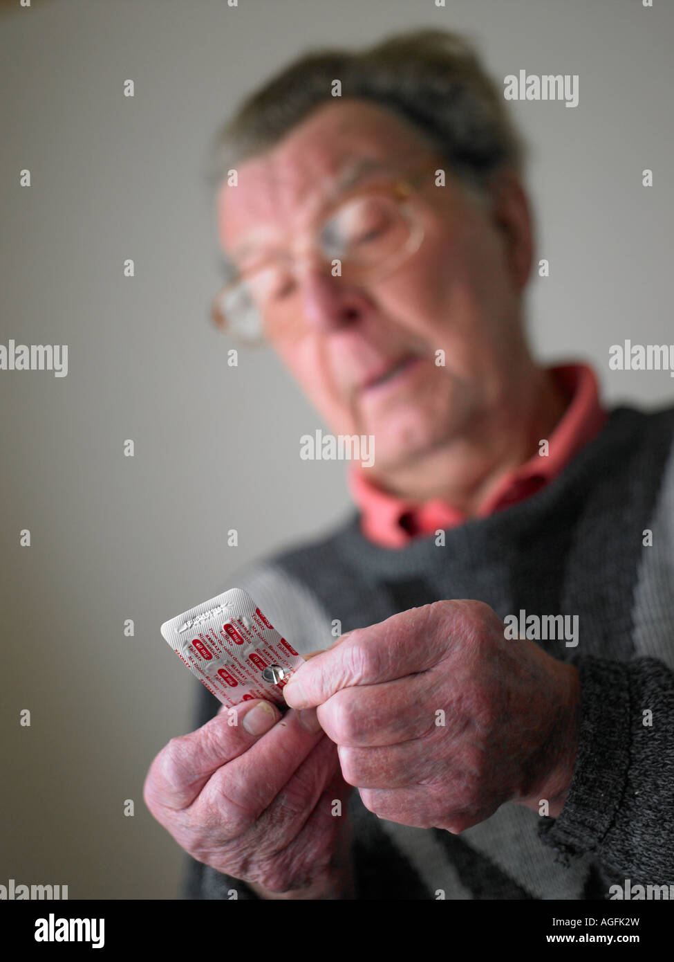 ältere Menschen nehmen Pillen Stockfoto