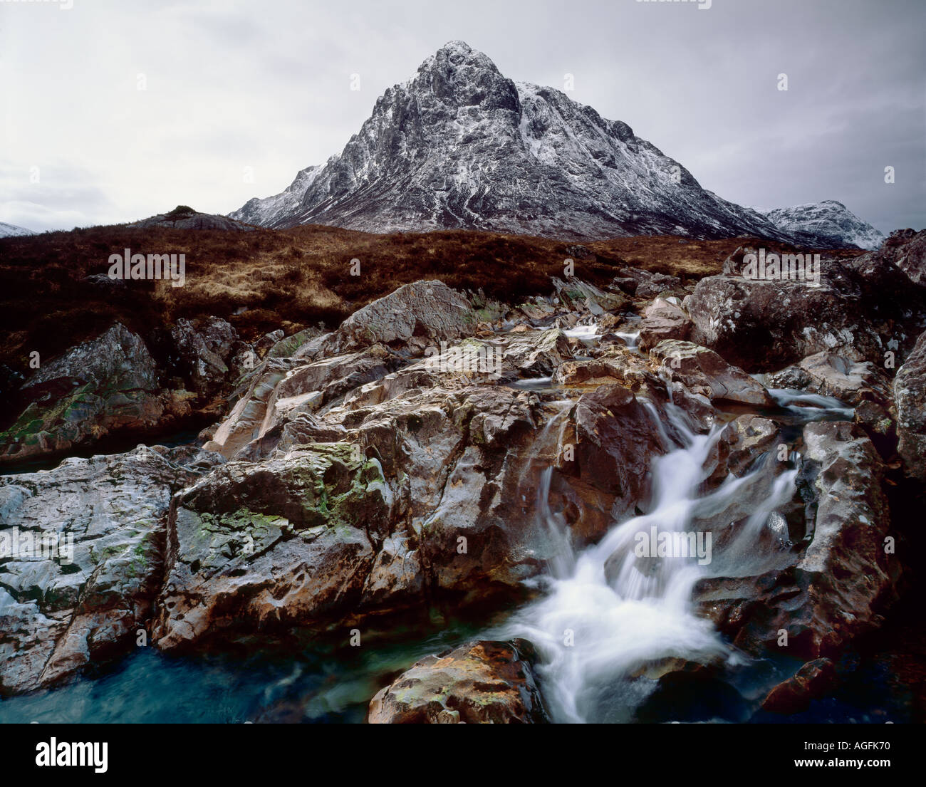 Erstaunliche Felsformationen gebildet durch den Fluss Coe mit Buchaille Etive droht im Hintergrund Glencoe-Schottland Stockfoto