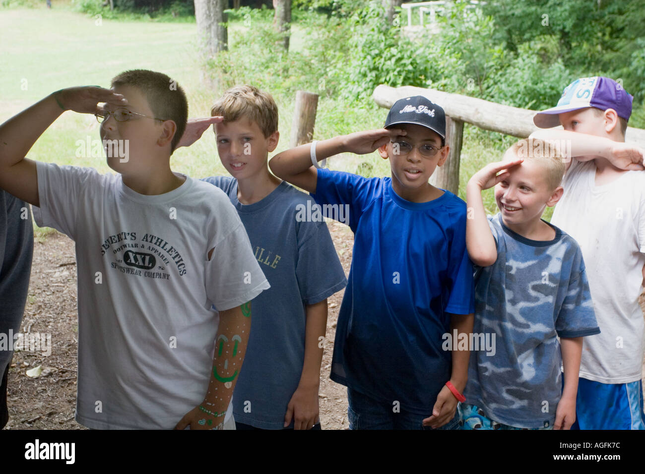 Jungen salutieren Flagge im Ferienlager Stockfoto