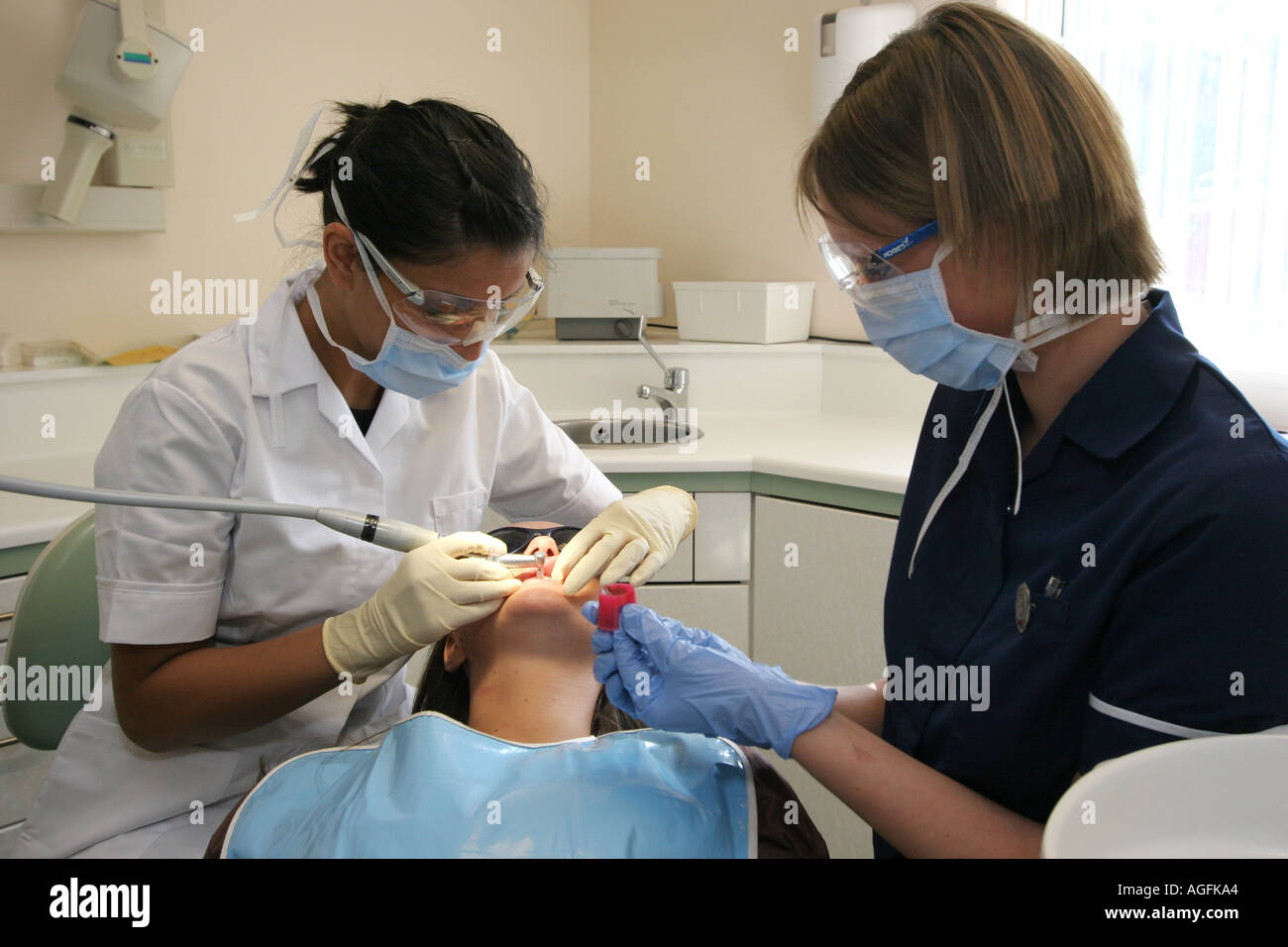 Zahnärztliche Chirurgie Zahnarzt Krankenschwester und Patient mit einer polnischen Stockfoto