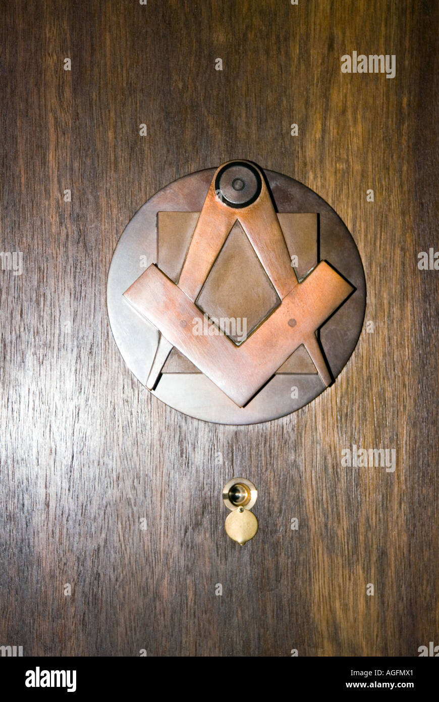 Messing Türklopfer Freimaurersymbolen Kompass Quadrat in eine Freimaurerloge Freimaurer Freimaurerei Freimaurer Geheimnis H3MHRW AGFMX1 Stockfoto