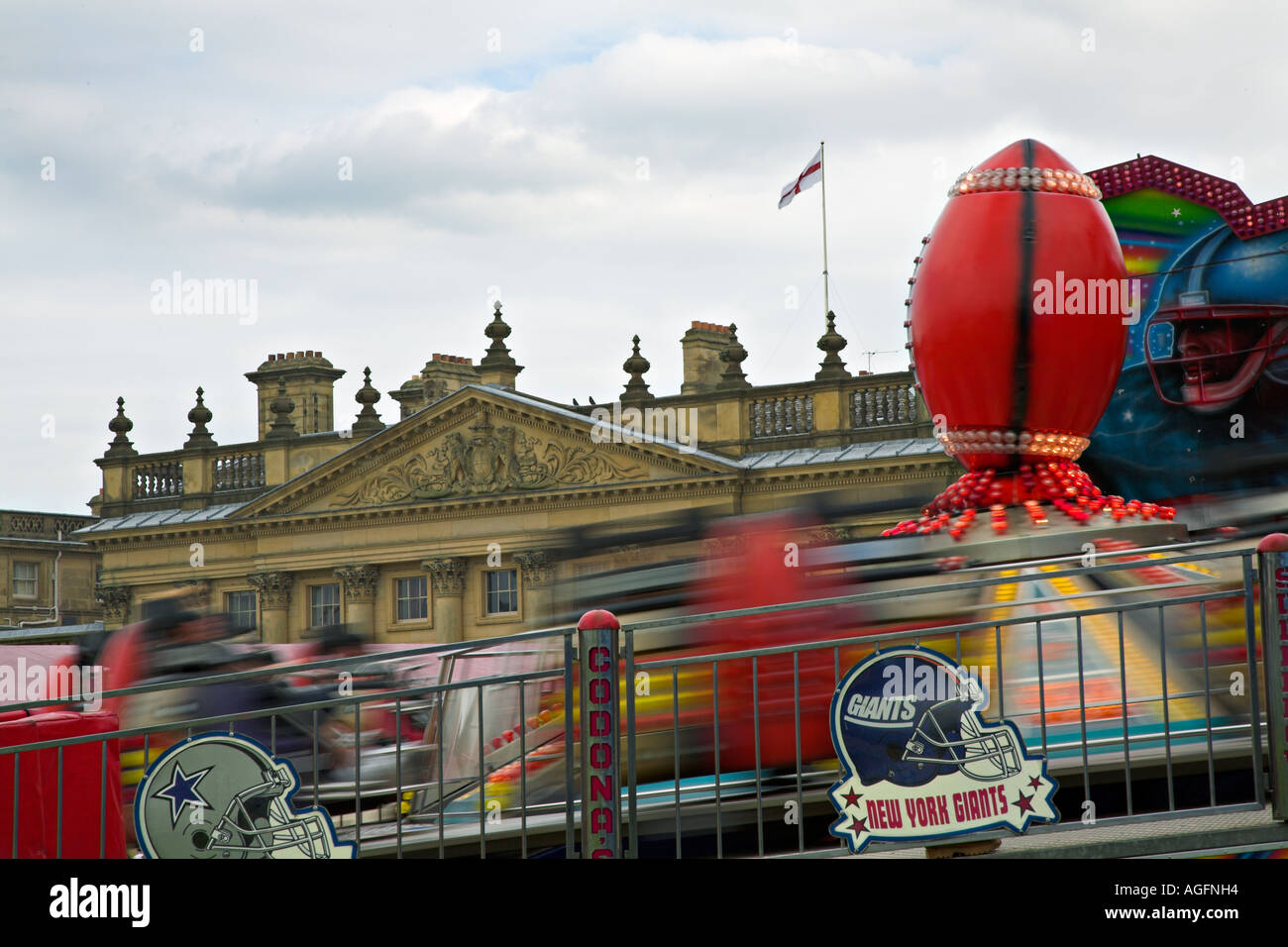 Festplatz fahren außerhalb Front von Harewood House, Yorkshire Stockfoto
