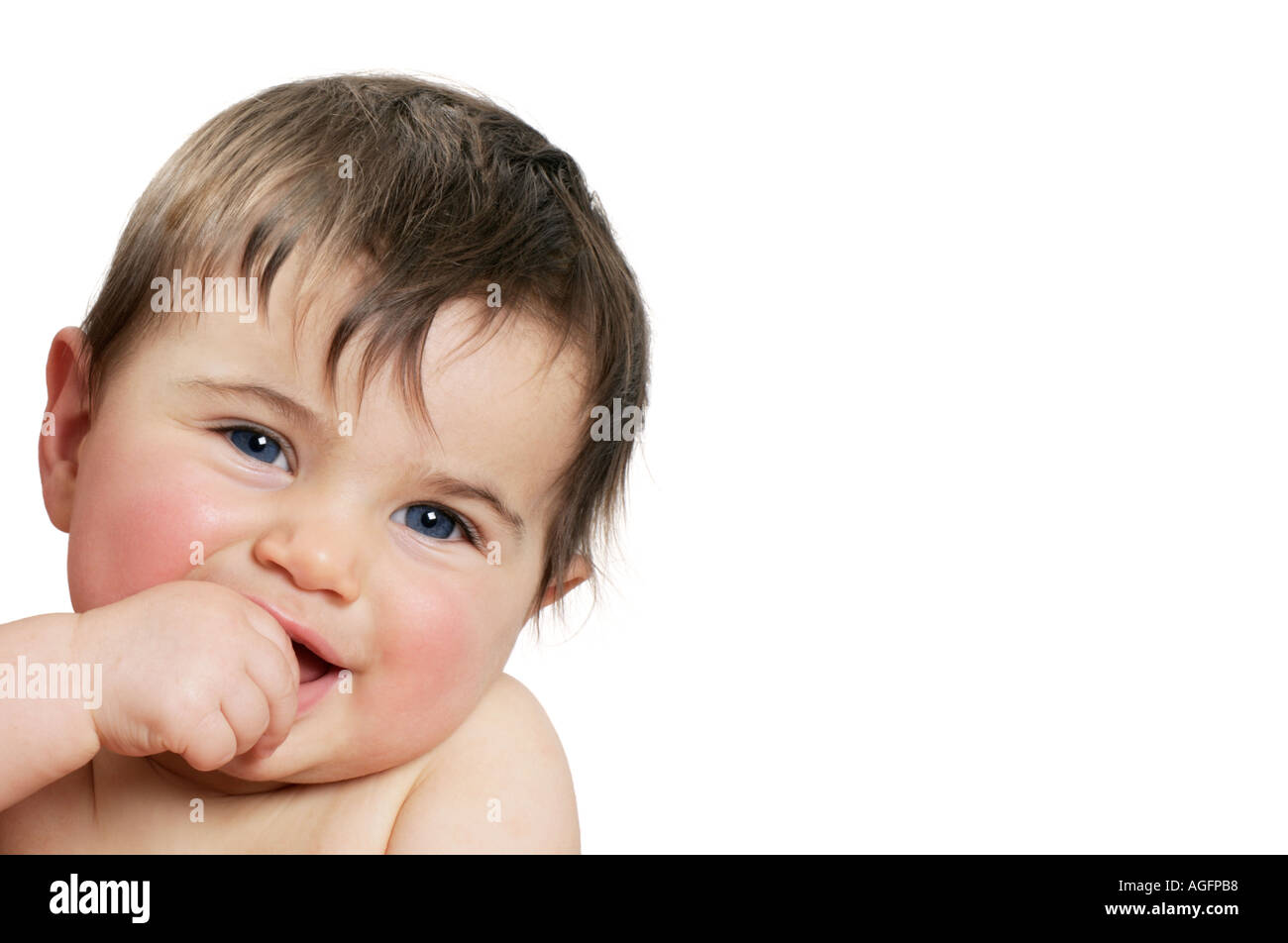 Fröhlich glücklich rosigen Wangen blauäugiges Baby von 7 Monaten Daumen im Mund Zahnen Stockfoto