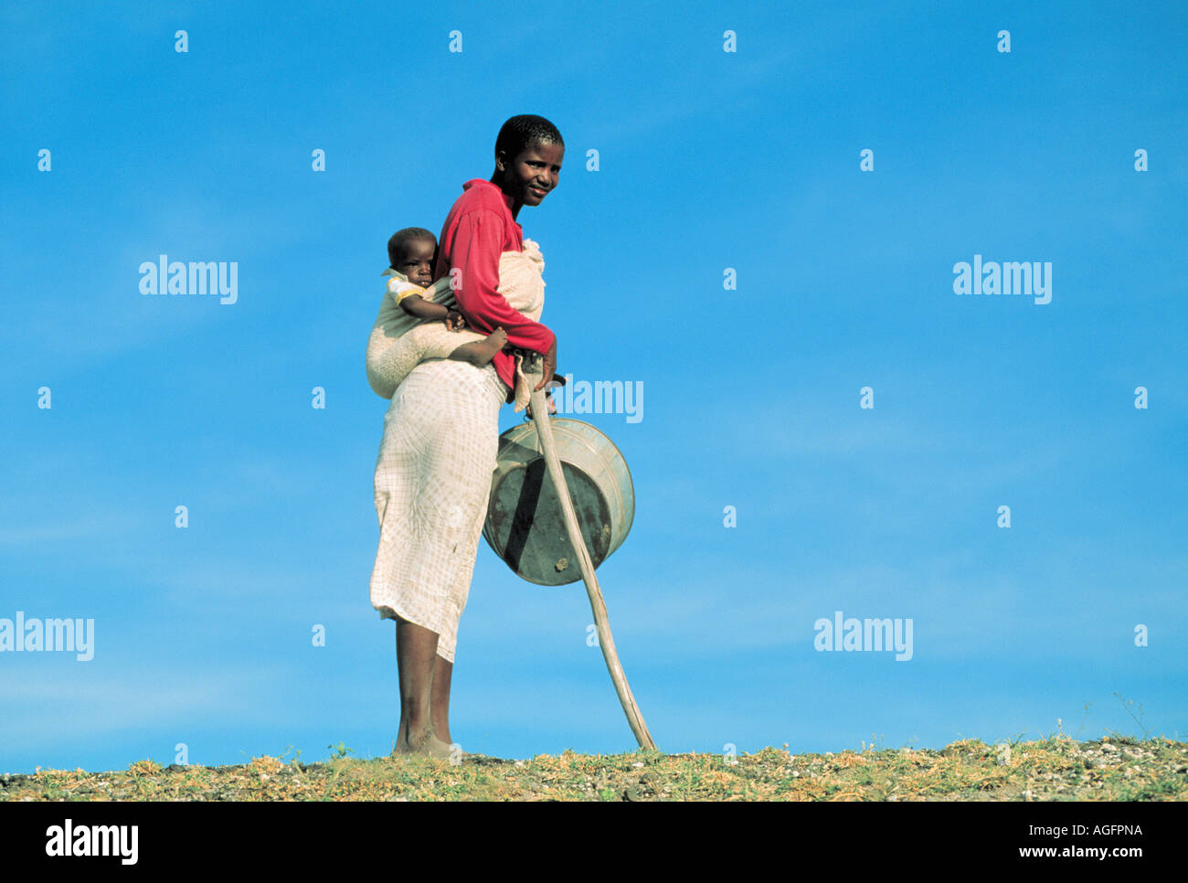Bäuerin mit Kind auf dem Rücken, Botswana Stockfoto
