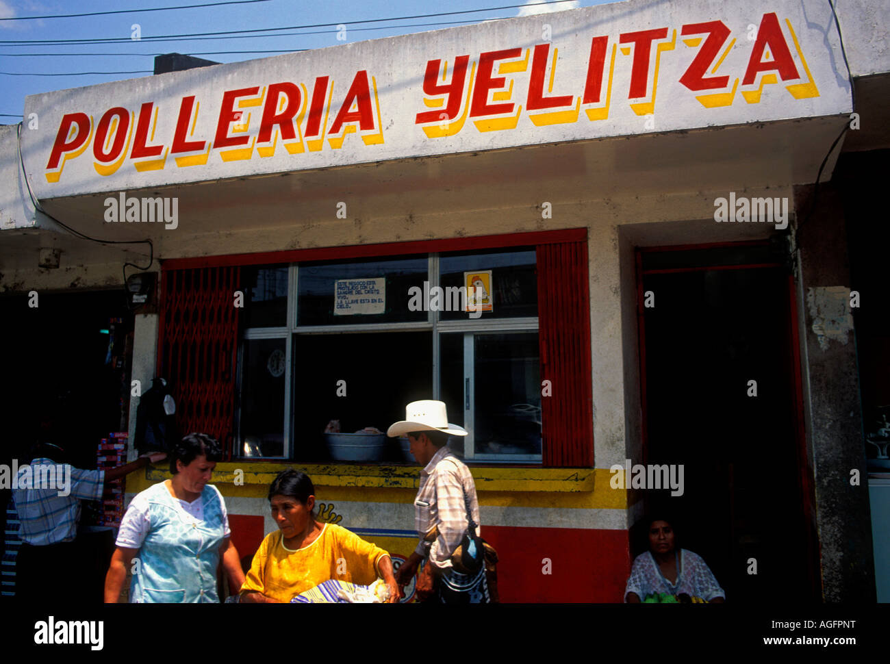 Guatemaltekische Volk, Geflügel store, Shop, Tienda, Polleria Yelitza, Amir Chupan, Alta Verapaz, Alta Verapaz, Guatemala, Mittelamerika Stockfoto