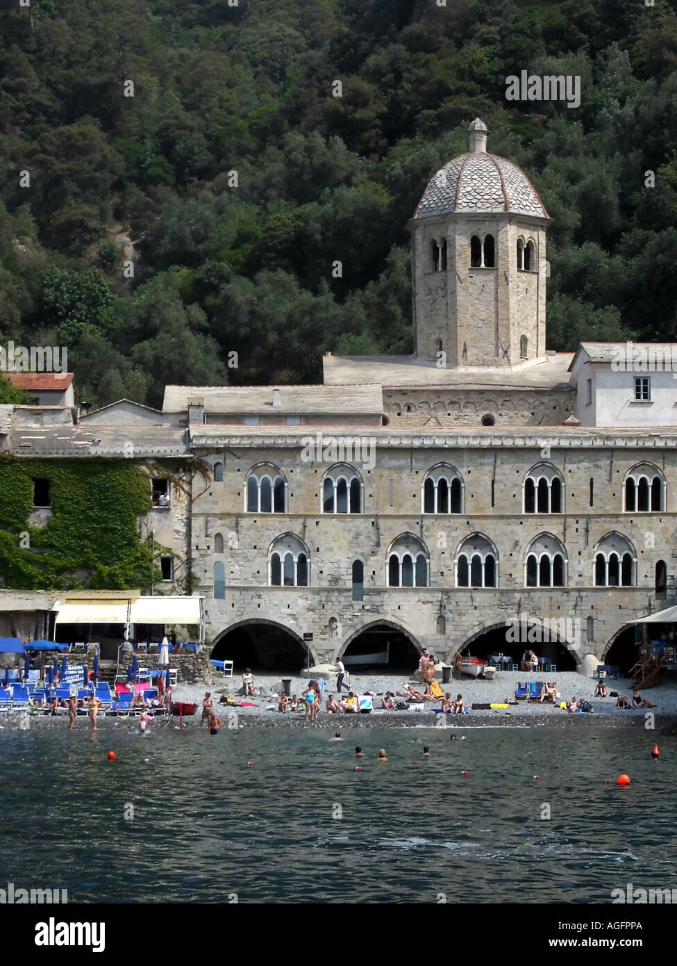 Strand von San Fruttuoso mit der Kirche im Hintergrund Ligurien Italien Stockfoto