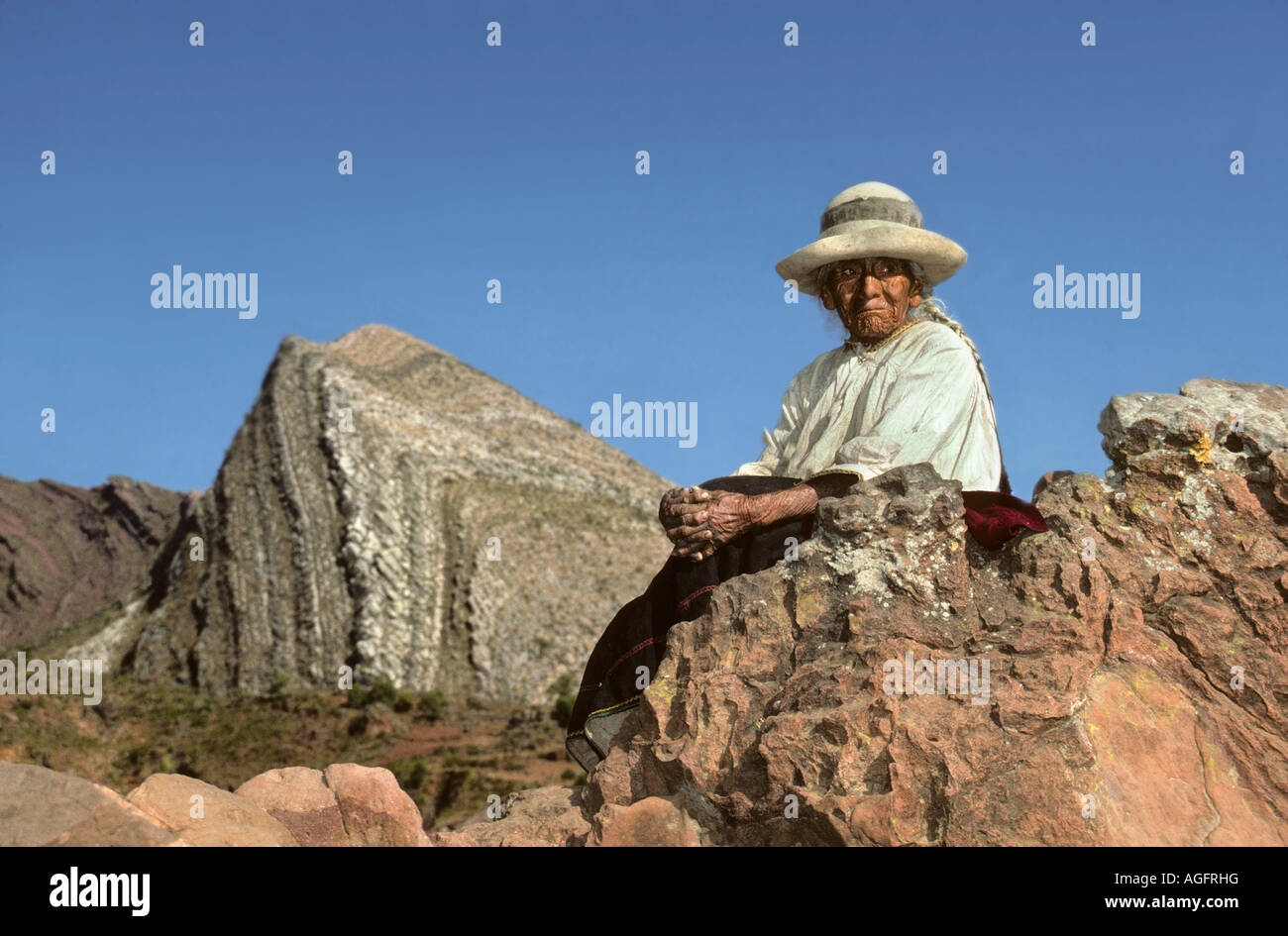 Bolivien, Toro Toro, Senior Frau von Stein sitzt Stockfoto