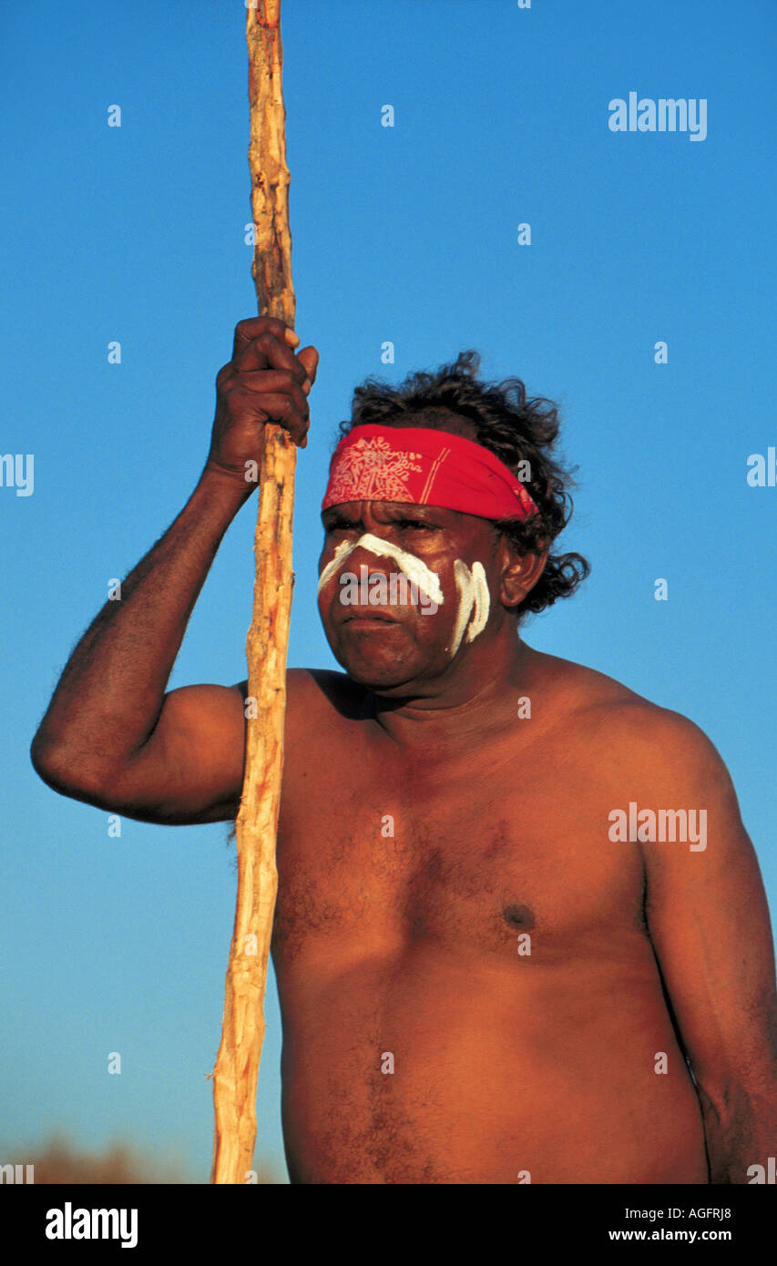 Aborigines mit Gehstock Blick auf das Meer, Darwin, Australien Stockfoto