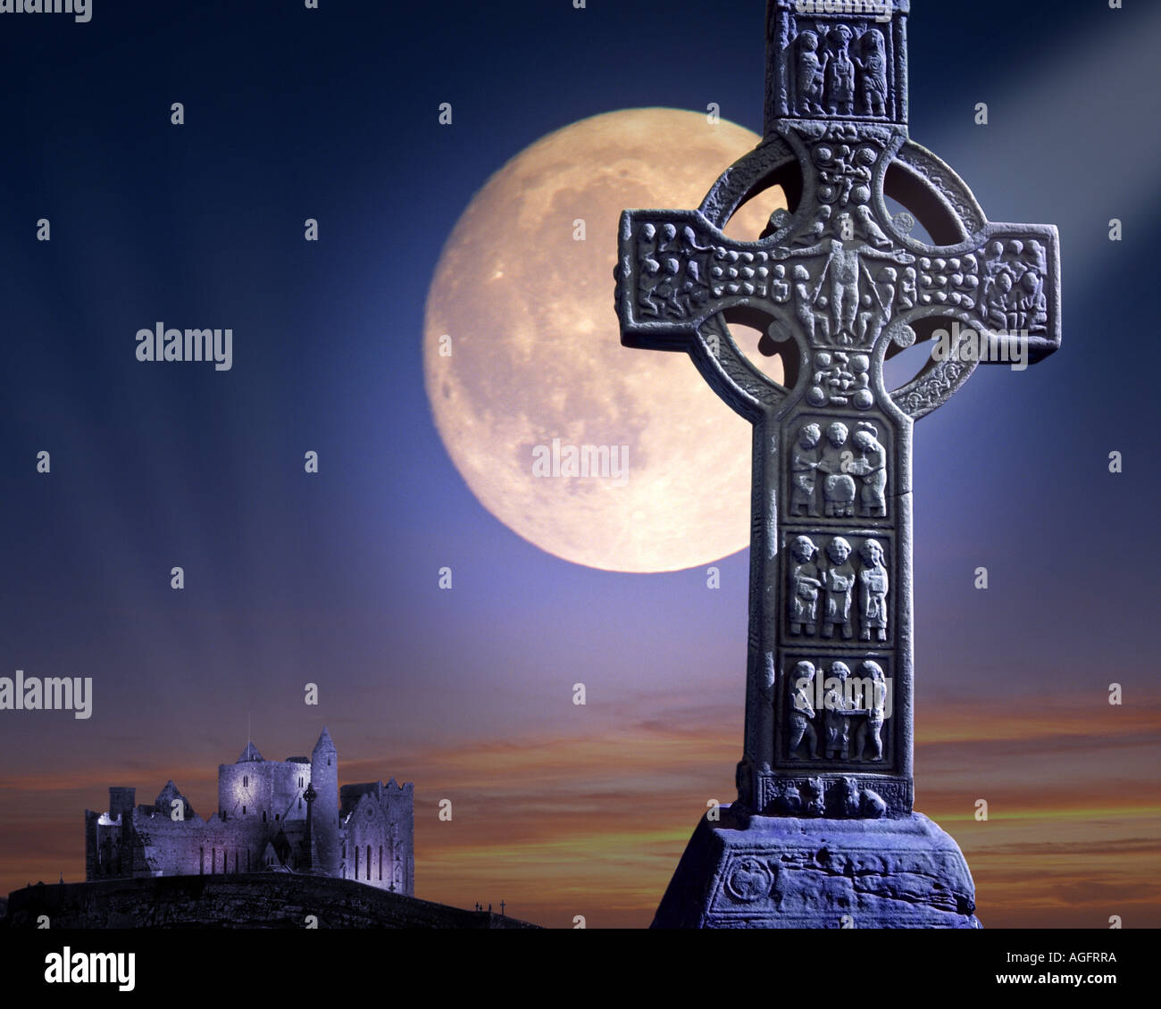 IRISCHE Konzept: Keltische Muiredach Kreuz und Rock of Cashel mit Mond Stockfoto