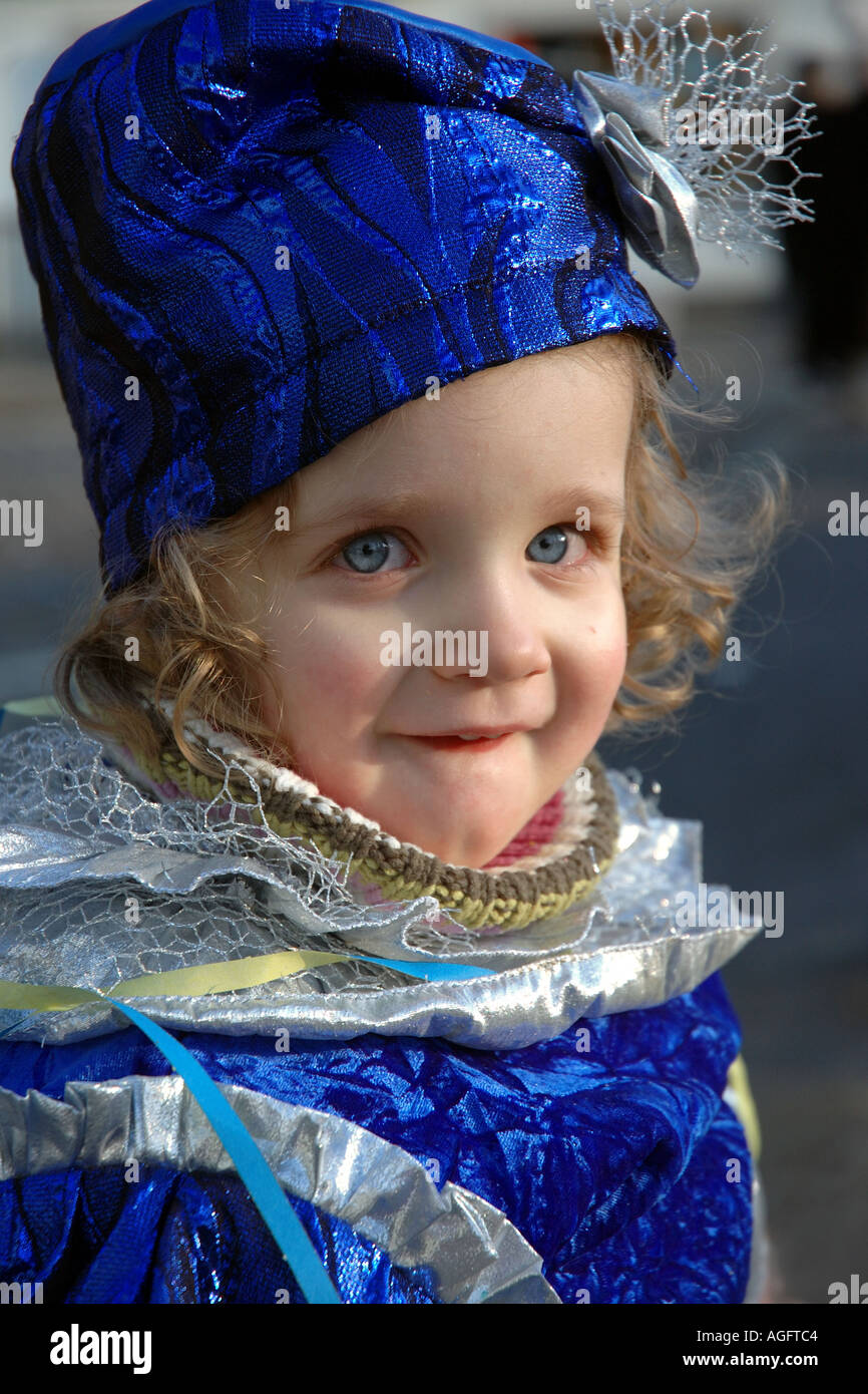 weiblichen Kleinkind in einem Kostüm - Karneval-Luzern Stockfoto