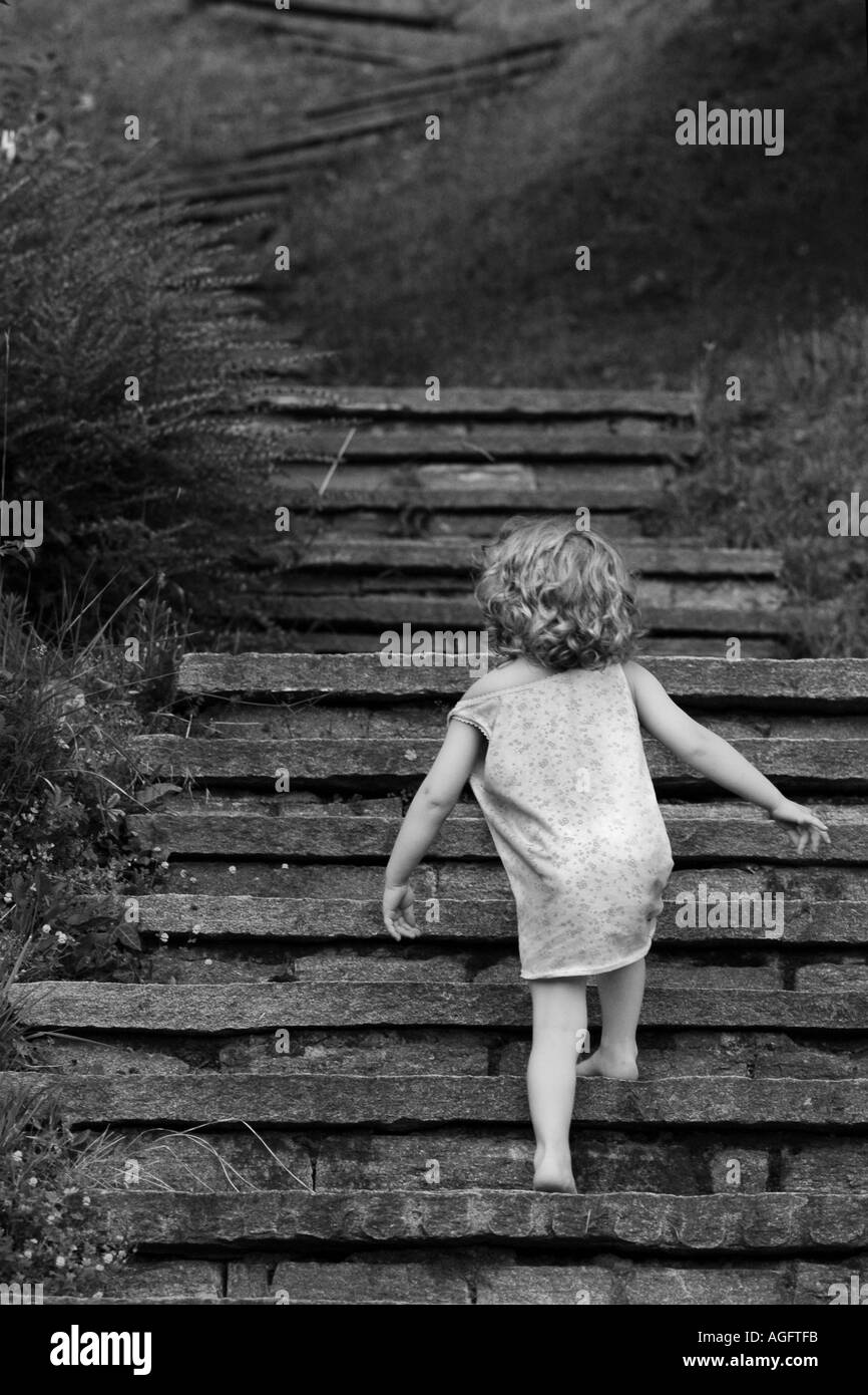 Kleinkind eine Treppe alleine wandern Stockfoto