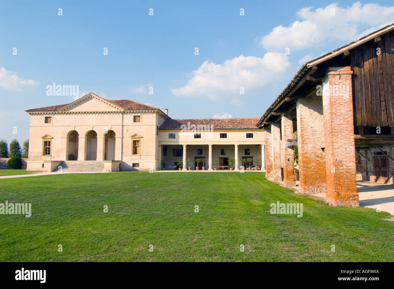 Villa Saraceno beim Finale in der Nähe von Vicenza, Italien. Der Architekt Andrea Palladio 1550. Bild zeigt die alte Scheune auf rechten Seite. Stockfoto