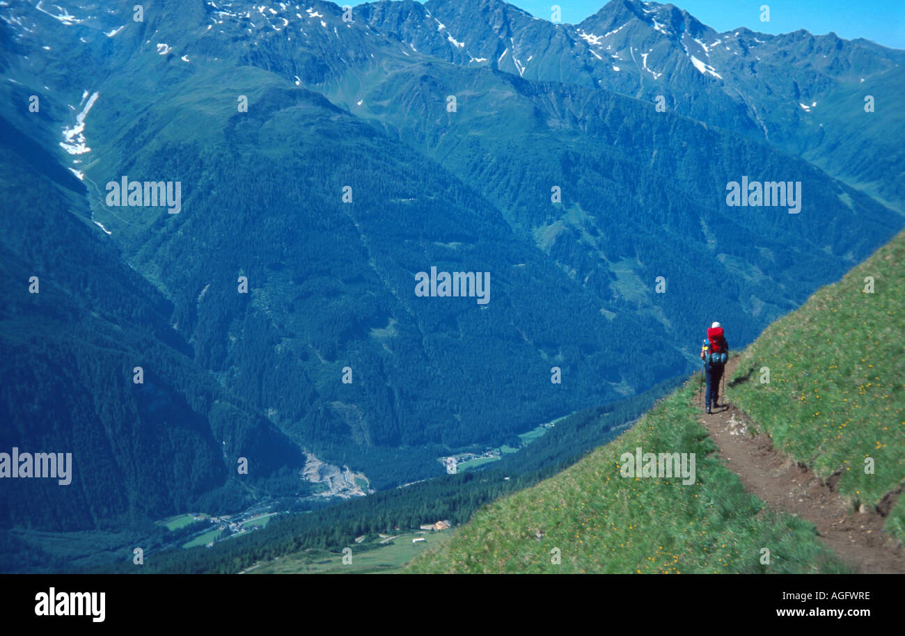 Mann am Wanderung in alpiner Landschaft, Österreich, Osttirol, Hohe Tauern NP Stockfoto