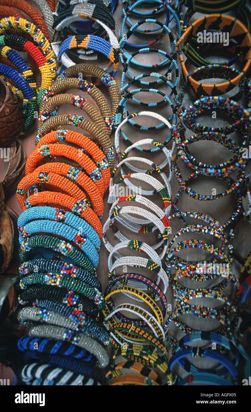 Auswahl der Masai Perlen Armbänder für den Verkauf auf einem Marktstand in  Stone Town Unguja Sansibar Tansania Ostafrika Stockfotografie - Alamy