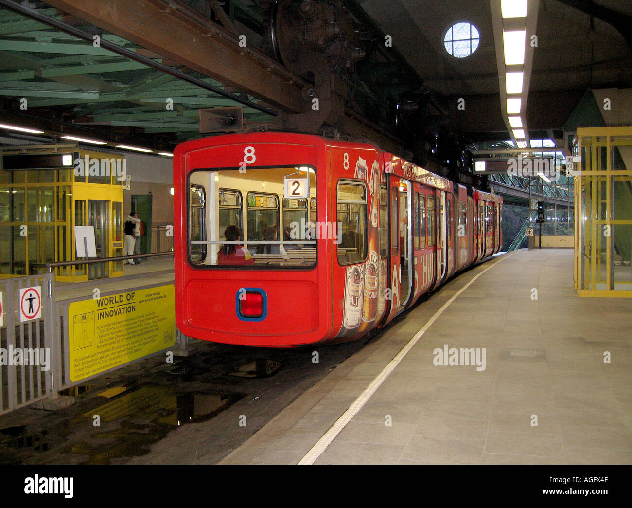 Zug Nr. 8 in Wuppertal-Monorail-Station Stockfoto